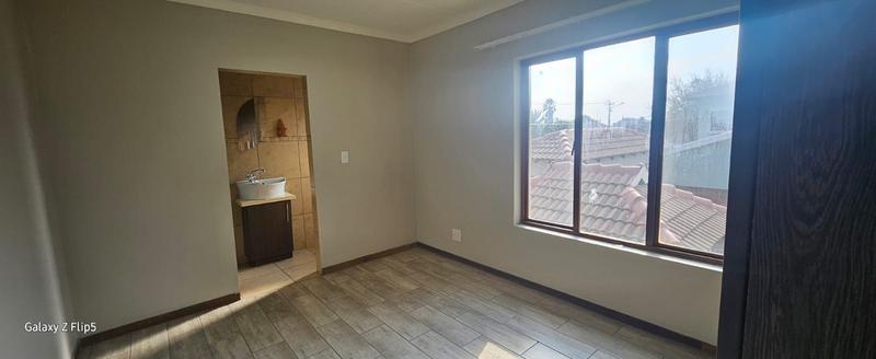 To Let 2 Bedroom Property for Rent in Greenhills Gauteng