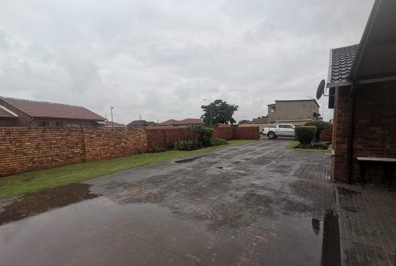 2 Bedroom Property for Sale in Dawn Park Gauteng