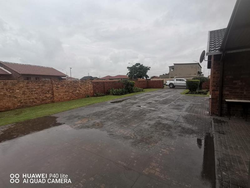 2 Bedroom Property for Sale in Dawn Park Gauteng