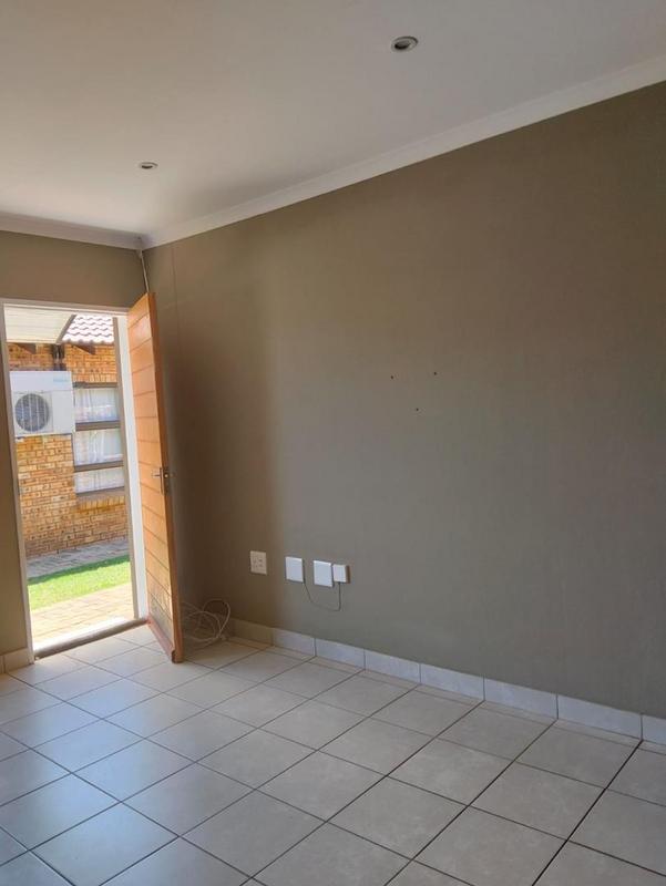 2 Bedroom Property for Sale in Dawn Park Gauteng