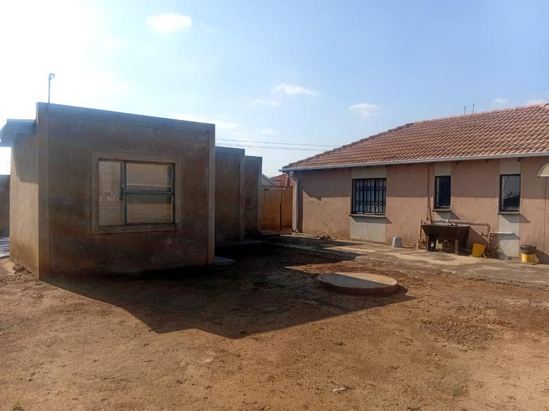 5 Bedroom Property for Sale in Windmill Park Gauteng