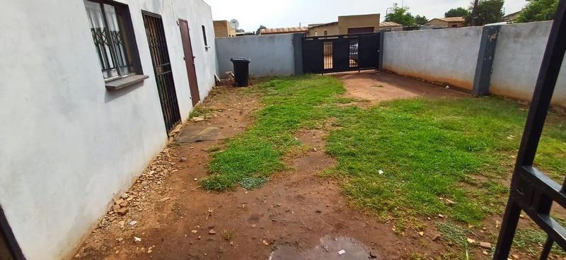 6 Bedroom Property for Sale in Rondebult Gauteng