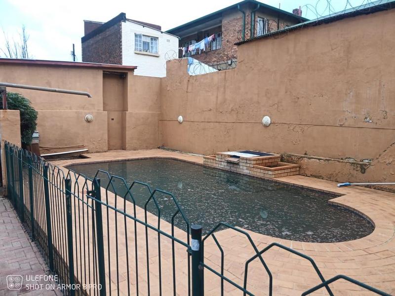 6 Bedroom Property for Sale in Lorentzville Gauteng