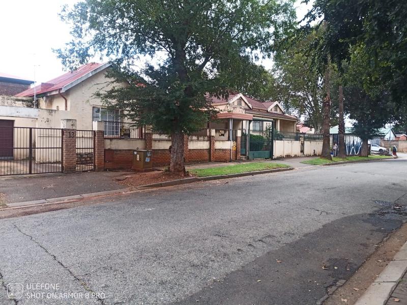 6 Bedroom Property for Sale in Lorentzville Gauteng