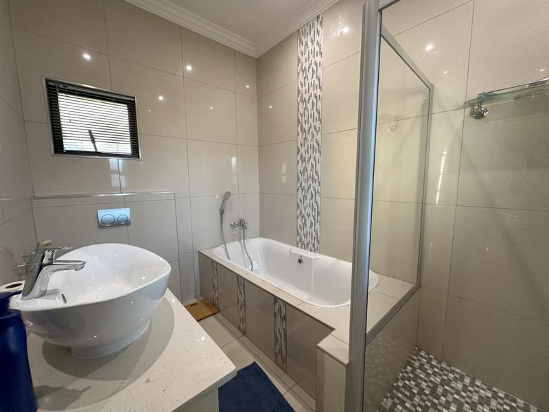 To Let 5 Bedroom Property for Rent in Midstream Ridge Gauteng