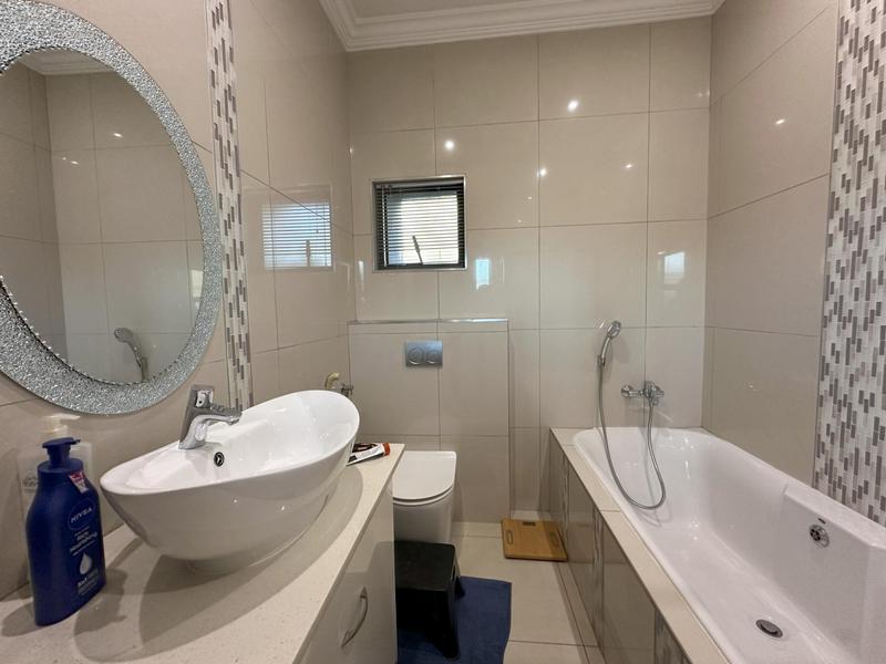 To Let 5 Bedroom Property for Rent in Midstream Ridge Gauteng