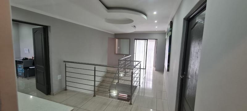 5 Bedroom Property for Sale in The Orchards Gauteng