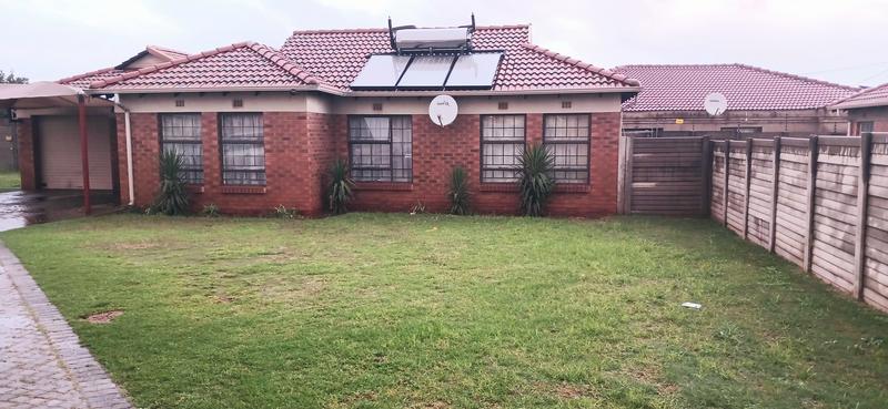 3 Bedroom Property for Sale in Clayville Gauteng