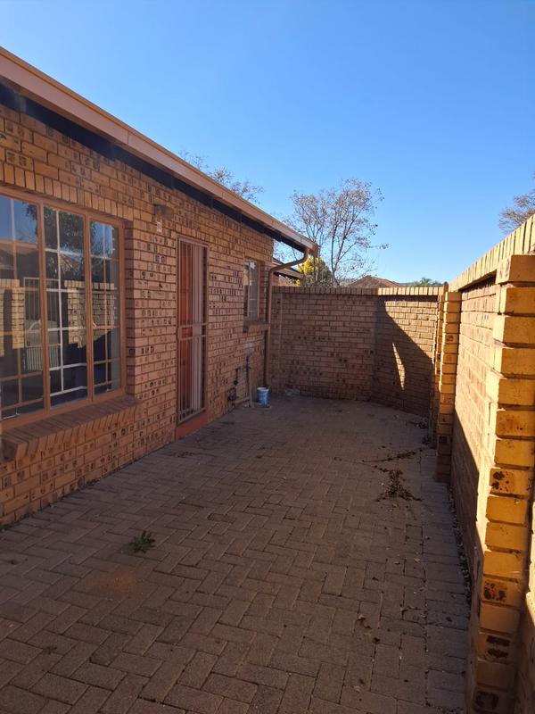 To Let 2 Bedroom Property for Rent in Faerie Glen Gauteng