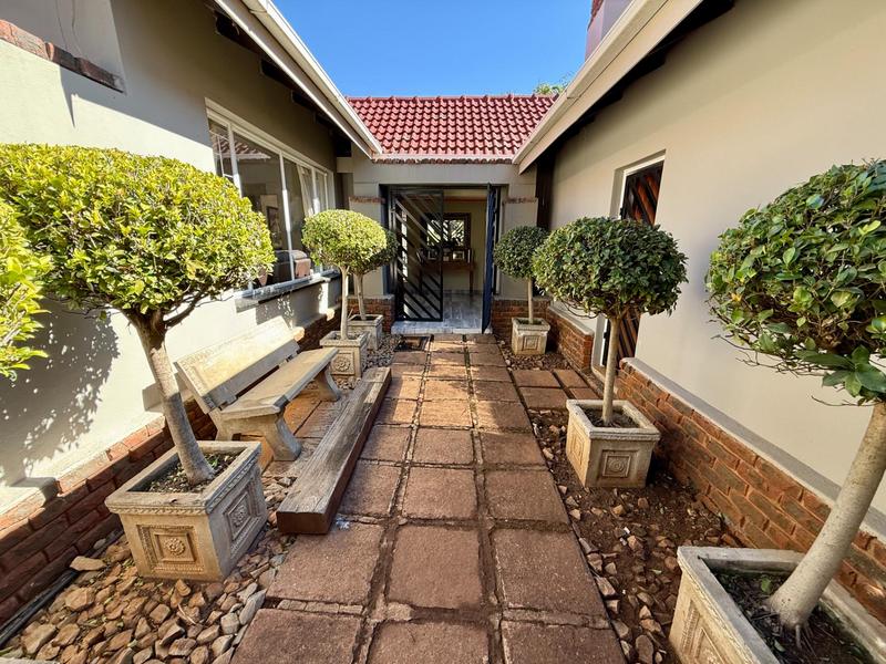 5 Bedroom Property for Sale in Wierda Park Gauteng