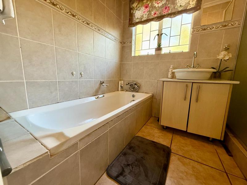5 Bedroom Property for Sale in Wierda Park Gauteng