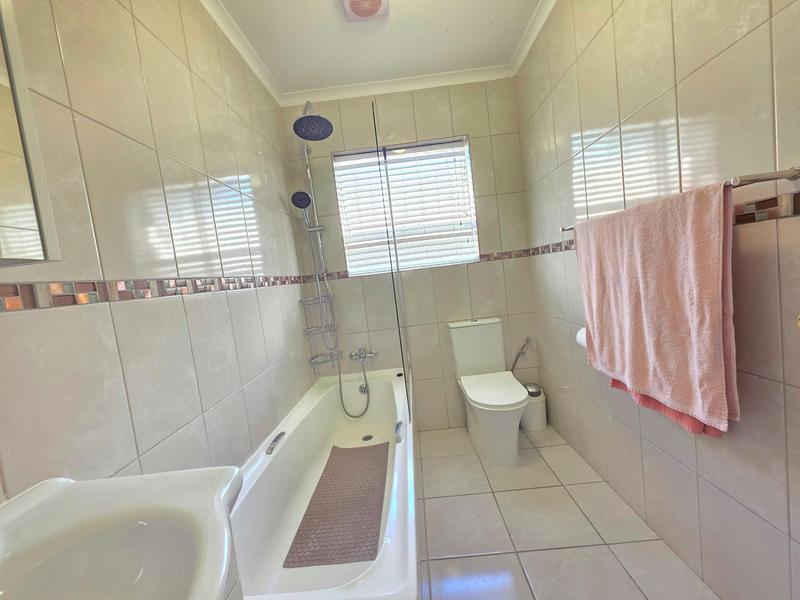 To Let 3 Bedroom Property for Rent in Roodekrans Gauteng
