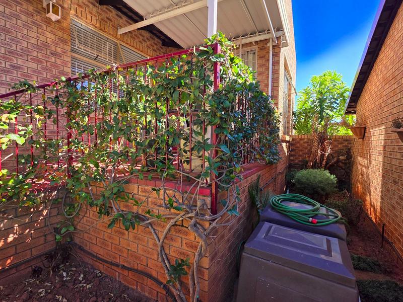 To Let 3 Bedroom Property for Rent in Roodekrans Gauteng