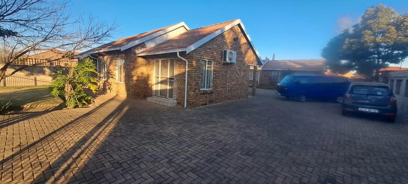 5 Bedroom Property for Sale in Windmill Park Gauteng