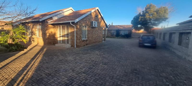 5 Bedroom Property for Sale in Windmill Park Gauteng