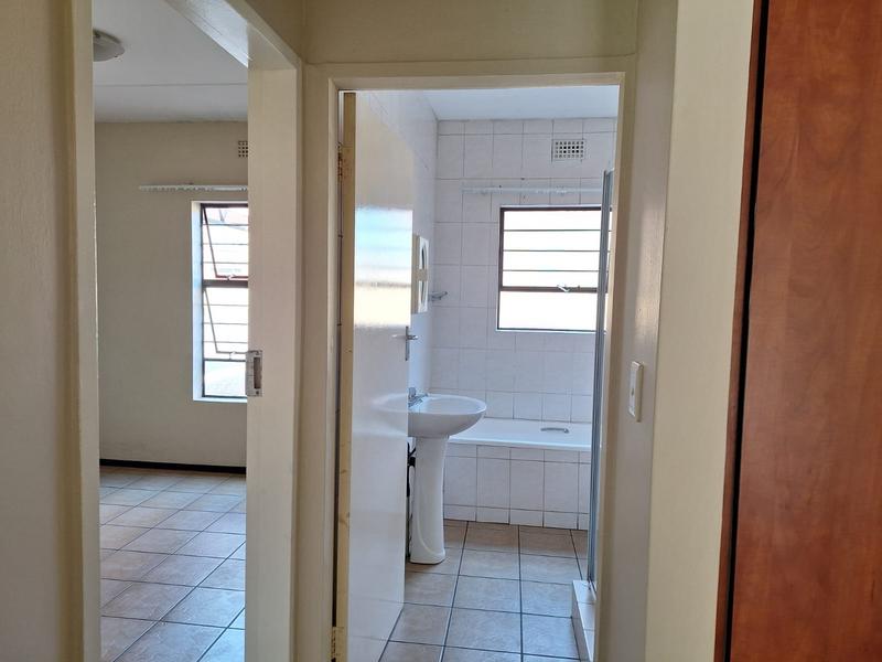 To Let 2 Bedroom Property for Rent in Sonneveld Gauteng