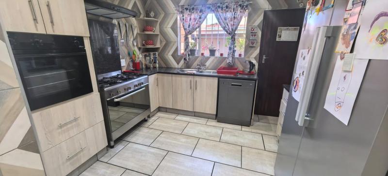 4 Bedroom Property for Sale in Witpoortjie Gauteng