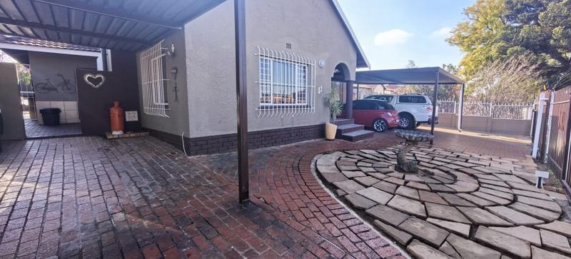 4 Bedroom Property for Sale in Witpoortjie Gauteng