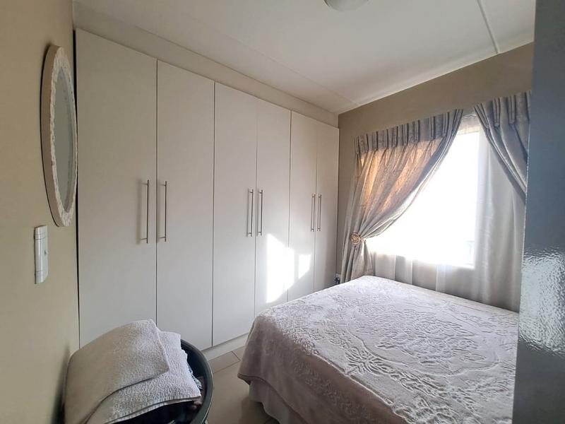 To Let 2 Bedroom Property for Rent in Fleurhof Gauteng