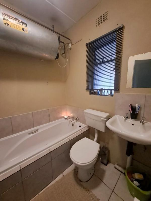 To Let 2 Bedroom Property for Rent in Fleurhof Gauteng