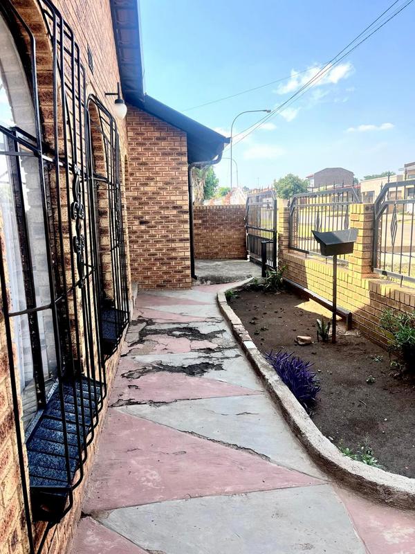 2 Bedroom Property for Sale in Tladi Gauteng