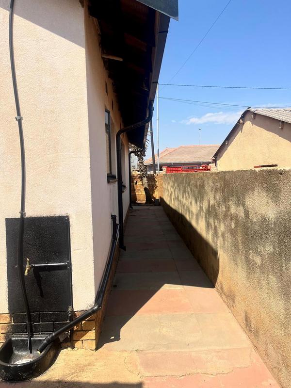 2 Bedroom Property for Sale in Tladi Gauteng