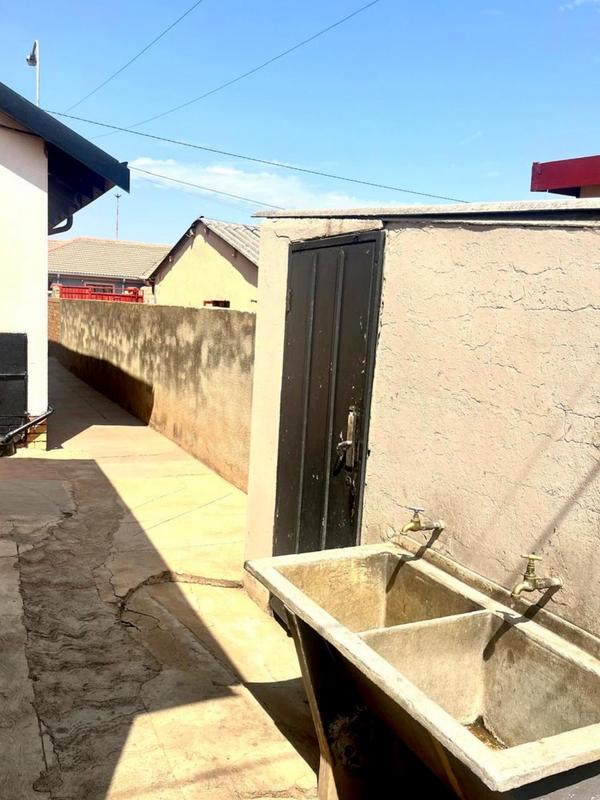 2 Bedroom Property for Sale in Tladi Gauteng