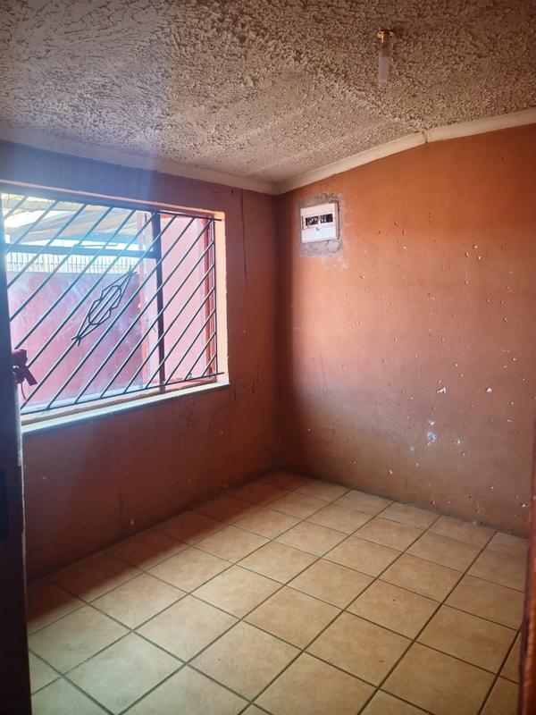 2 Bedroom Property for Sale in Senaoane Gauteng