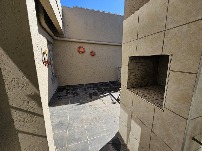 2 Bedroom Property for Sale in Magalieskruin Gauteng