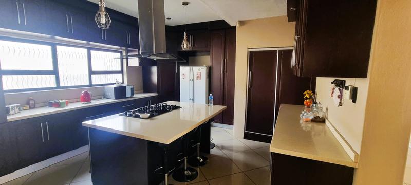 5 Bedroom Property for Sale in Wierda Crest Estate Gauteng