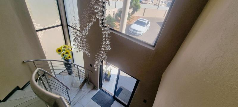 5 Bedroom Property for Sale in Wierda Crest Estate Gauteng