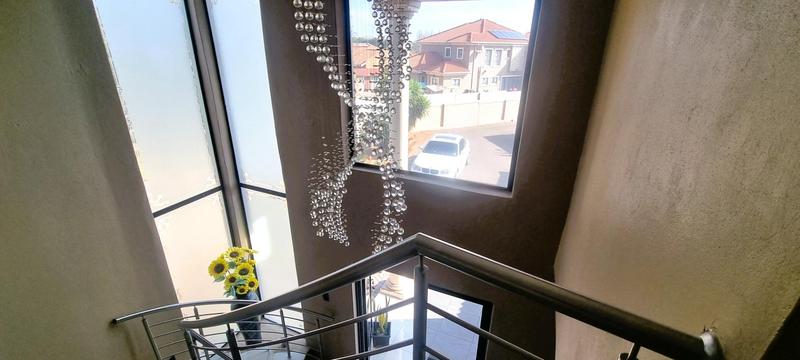 5 Bedroom Property for Sale in Wierda Crest Estate Gauteng