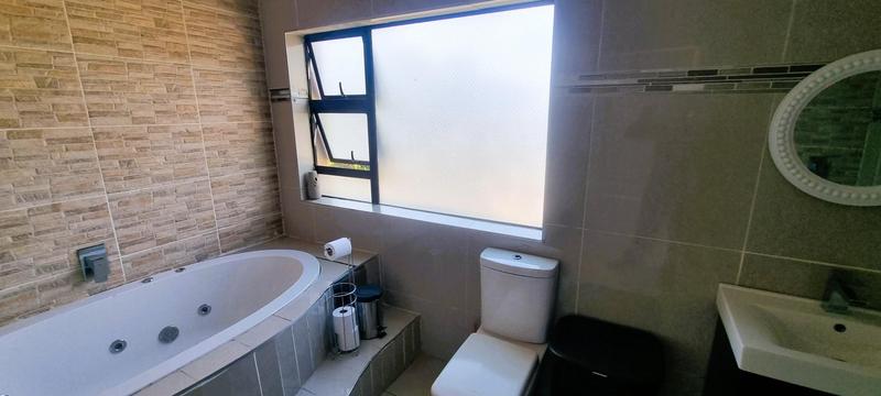 5 Bedroom Property for Sale in Wierda Crest Estate Gauteng