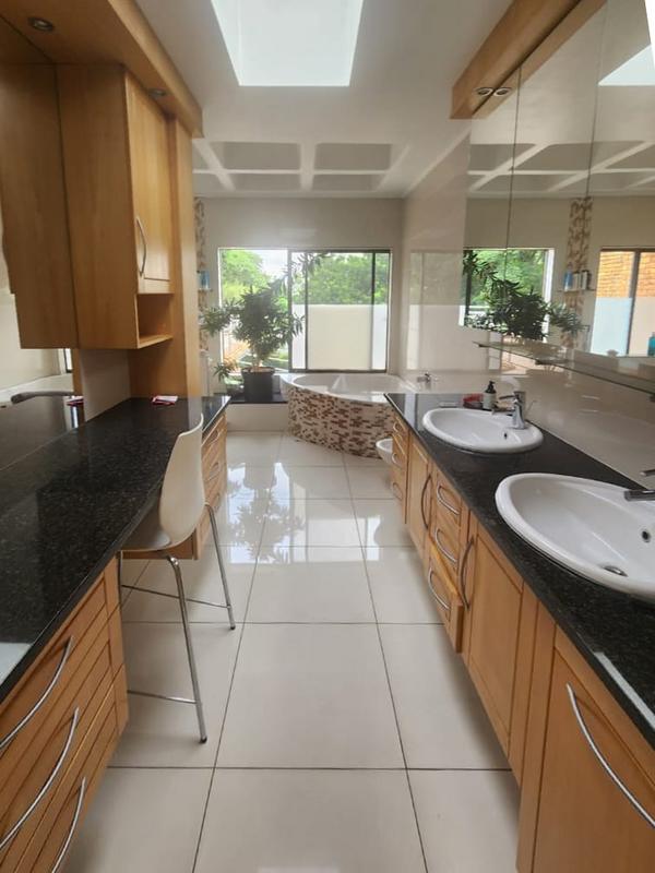 5 Bedroom Property for Sale in Waterkloof Park Gauteng