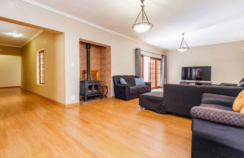 6 Bedroom Property for Sale in Edleen Gauteng