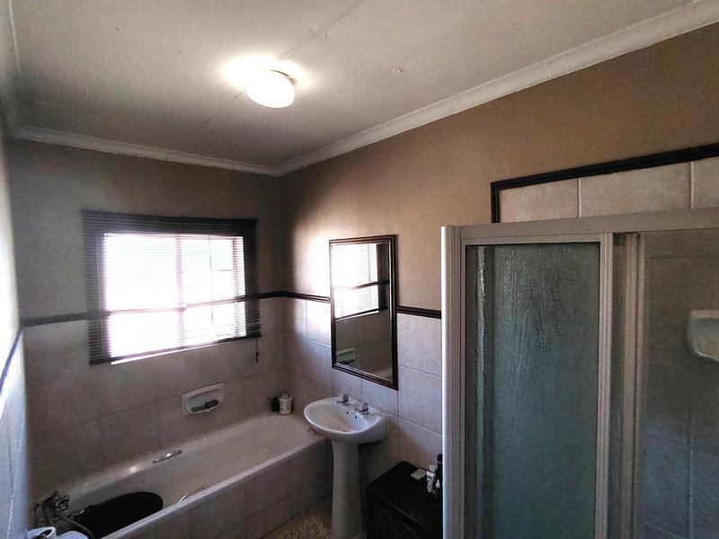 2 Bedroom Property for Sale in Monavoni Gauteng