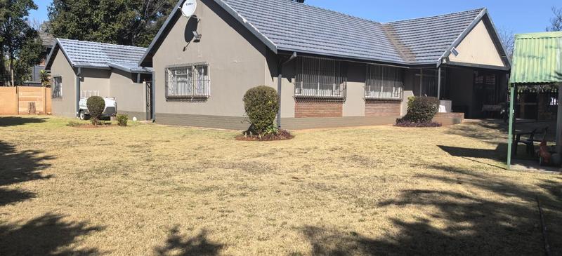 4 Bedroom Property for Sale in Florida Park Gauteng