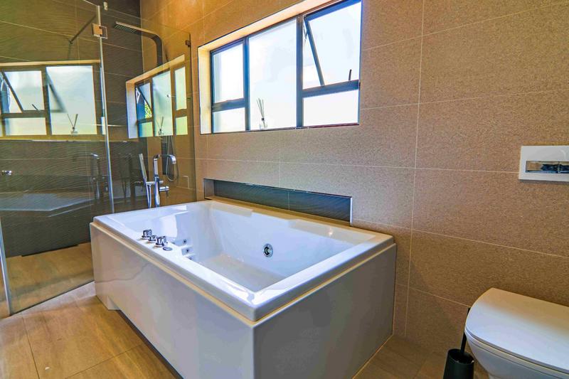 6 Bedroom Property for Sale in Copperleaf Estate Gauteng