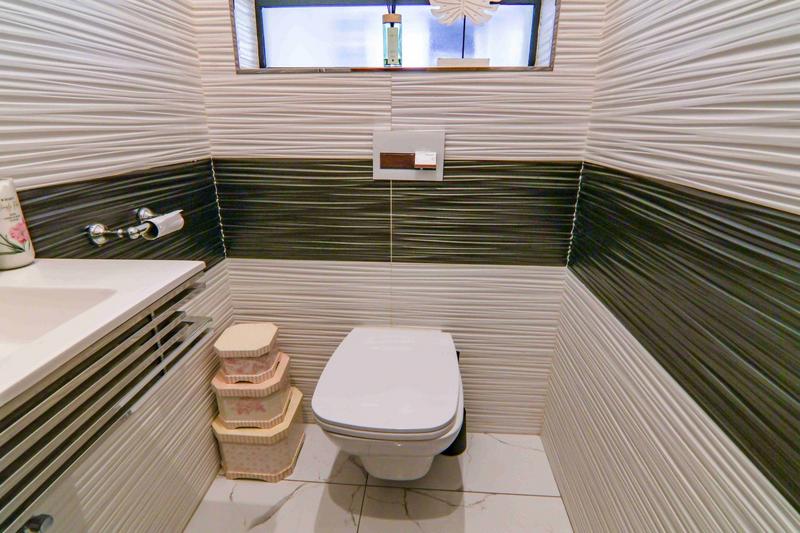 6 Bedroom Property for Sale in Copperleaf Estate Gauteng