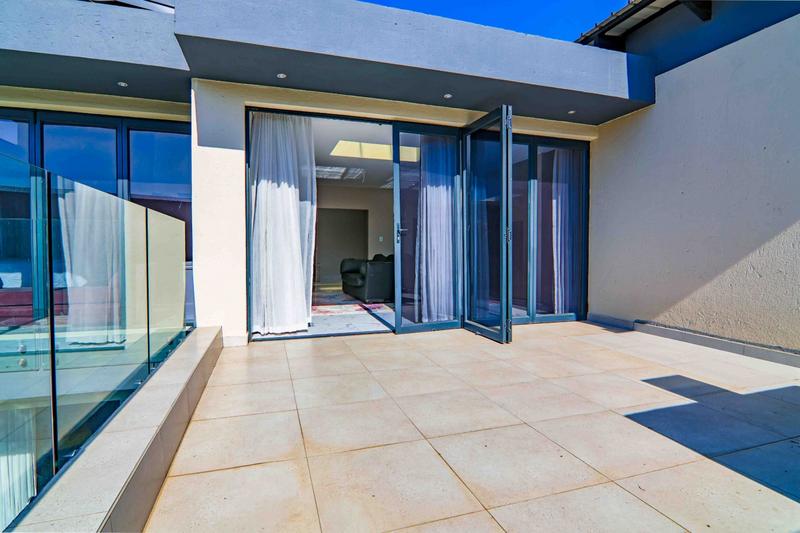 6 Bedroom Property for Sale in Copperleaf Estate Gauteng