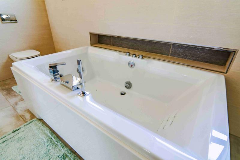 6 Bedroom Property for Sale in Copperleaf Estate Gauteng