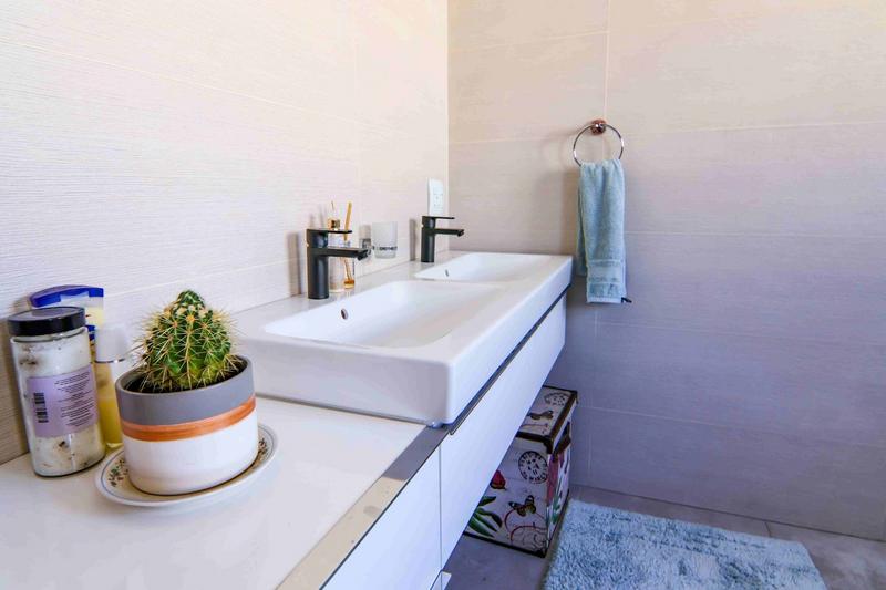 6 Bedroom Property for Sale in Copperleaf Estate Gauteng