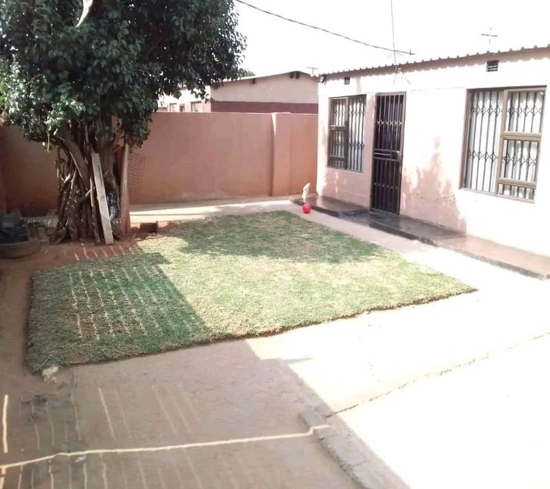 2 Bedroom Property for Sale in Zonkezizwe Gauteng