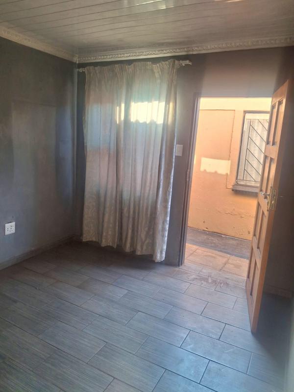 2 Bedroom Property for Sale in Zonkezizwe Gauteng