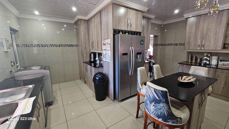 To Let 4 Bedroom Property for Rent in Buccleuch Gauteng