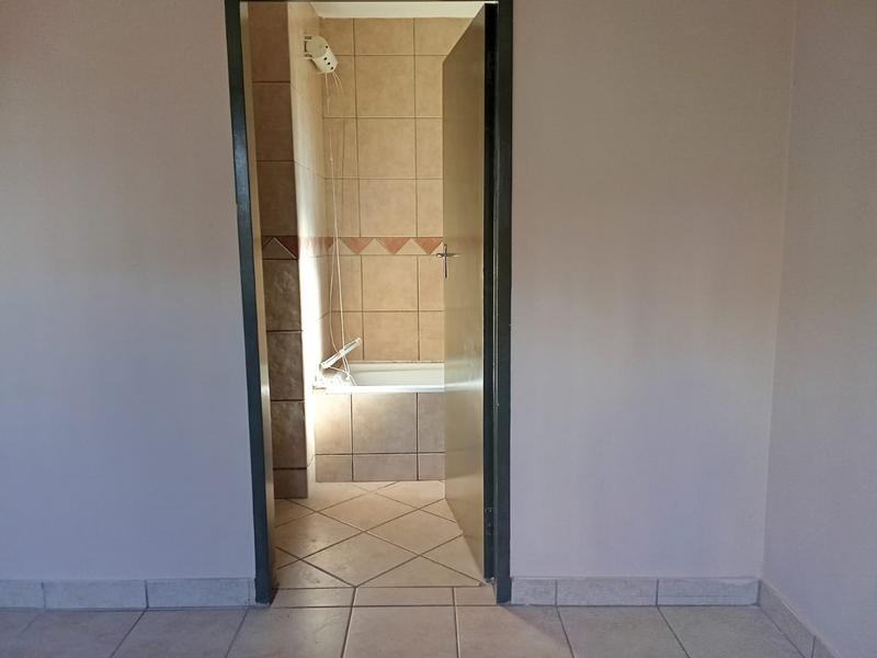 To Let 2 Bedroom Property for Rent in Vorna Valley Gauteng