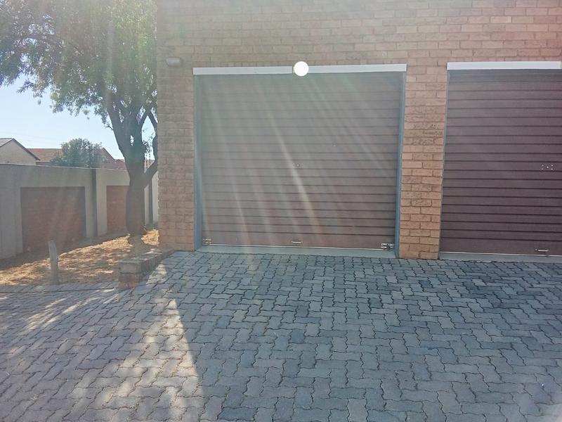 To Let 2 Bedroom Property for Rent in Vorna Valley Gauteng