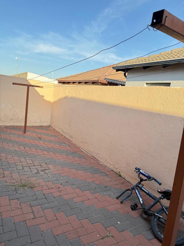 2 Bedroom Property for Sale in Clayville Gauteng