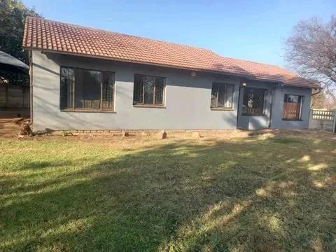To Let 3 Bedroom Property for Rent in Crystal Park Gauteng