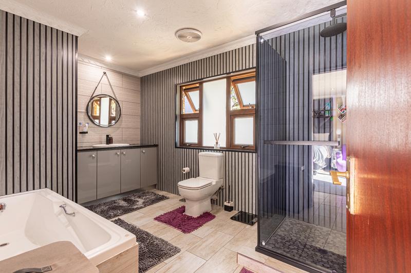 6 Bedroom Property for Sale in Poortview Gauteng